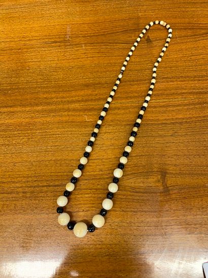 null Collier en perles noires et blanches

L : 60 cm