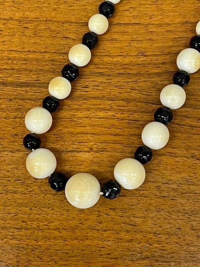 null Collier en perles noires et blanches

L : 60 cm