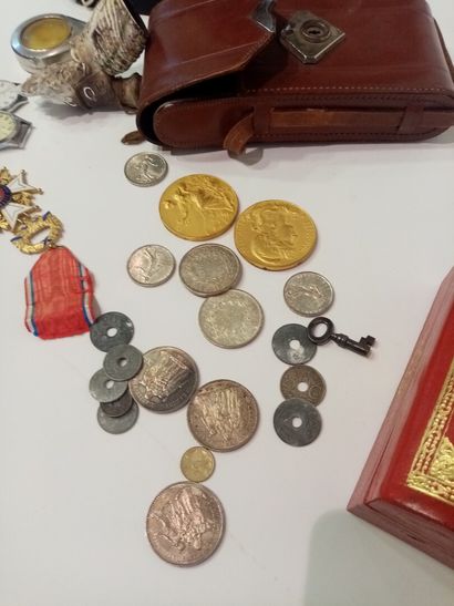 null Lot comprenant 160 grs de pièces en argent, pipe Jacob, Médaille de l'exposition...