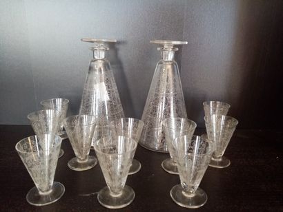 null Service de verres en cristal taillé de motifs de ferronerie comprenant deux...
