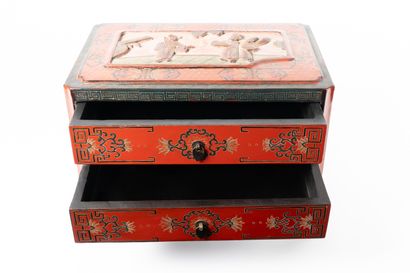 null Importante boîte japonisante en bois laqué rouge ouvrant par deux tiroirs

H....