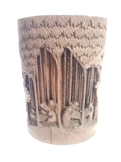 null Pot en bois sculpté à décor de sages chinoix dans la forêt 

H. 19 cm