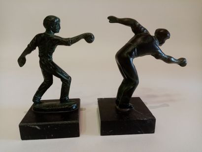 null Deux trophées de boule en bronze dont l'un signé SIMAR 

H. 12 cm