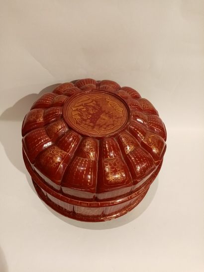 null JAPON Boîte en bois laqué rouge à décor doré 

Vers 1920 (éclats)

H. 24 cm...
