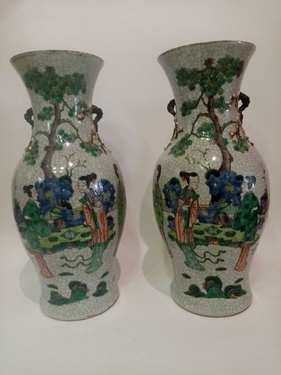 null CHINE Paire de vases en porcelaine craquelée à décor de grandes dames 

H. 47...