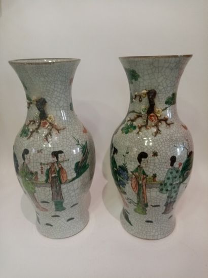 null CHINE Paire de vases en porcelaine craquelée à décor de grandes dames 

H. 47...