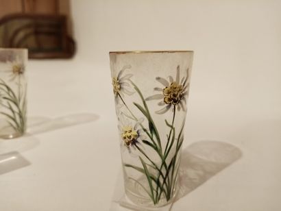 null 5 verres peints à décor de marguerites et à liseré doré, joint un petit vase...