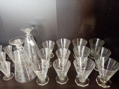 null Service de verres en cristal taillé de motifs de ferronerie comprenant deux...