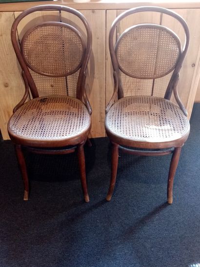 null THONET, paire de chaises cannées 

H. 92 cm 

(accident à l'assise)