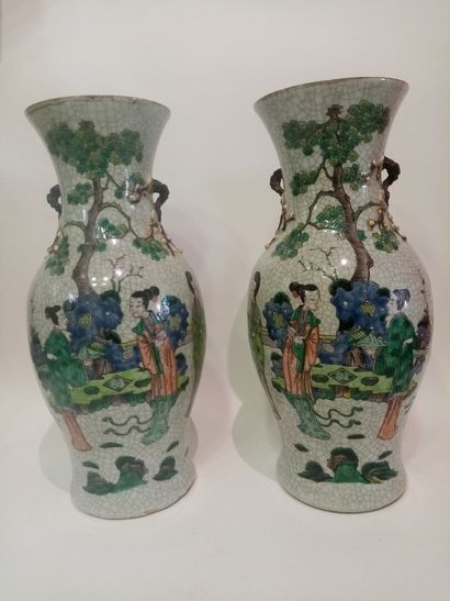 null CHINE Paire de vases en porcelaine craquelée à décor de grandes dames 

H. 47...