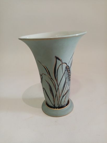 null Tharaud, Vase en porcelaine à décor d'épis de blé, décoré par Dupuy

H. 20 ...