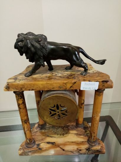 null Pendule portique en marbre jaune de Sienne ornée d'un lion en bronze

Vers 1880

(manque...