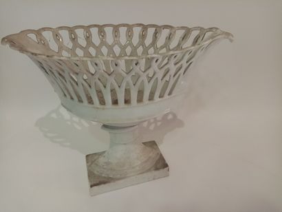 null Vase en porcelaine reticulé 19ème siècle, joint une coupe en porcelaine 

H....