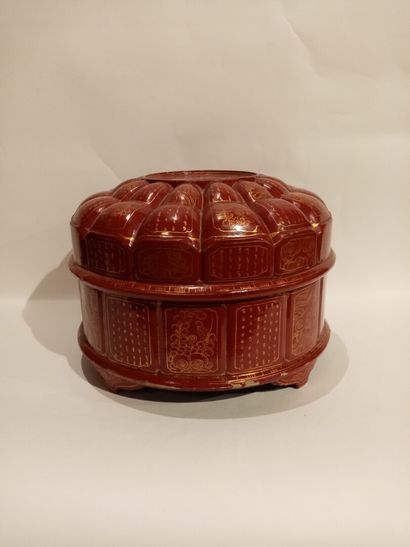 null JAPON Boîte en bois laqué rouge à décor doré 

Vers 1920 (éclats)

H. 24 cm...
