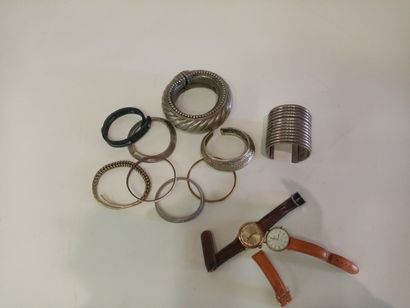 null Lot de bracelets fantaisie, joint deux montres (bracelets accidentés)