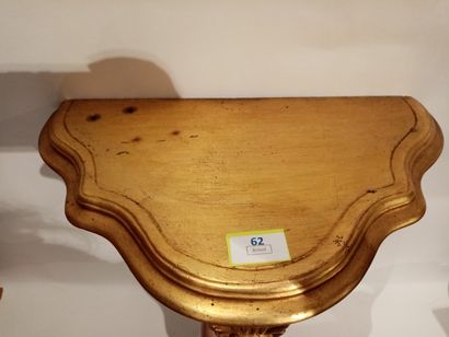 null Petite console en bois doré 

H. 54 cm 

(tâches sur le plateau)