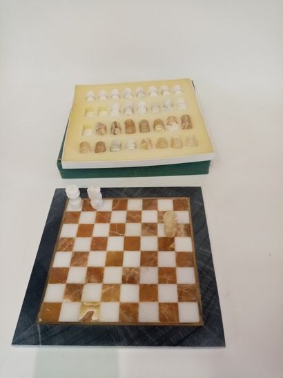 null Jeu d'échecs en albâtre, plateau marqueté d'un filet en laiton 

Dimensions...