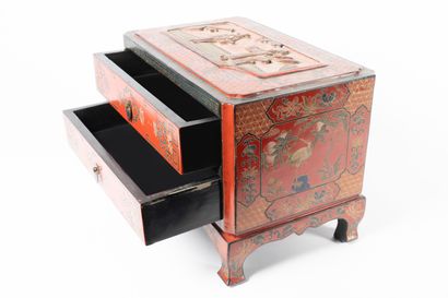 null Importante boîte japonisante en bois laqué rouge ouvrant par deux tiroirs

H....