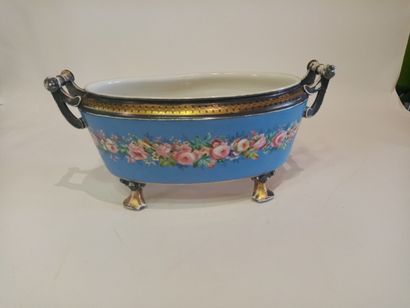 null Jardinière ovale en porcelaine à décor de fleurs

Epoque Napoléon III

H. 17...