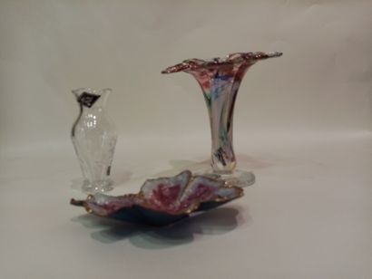 null Deux vases en cristal dont un de la Cristallerie des Quatre vents en forme de...