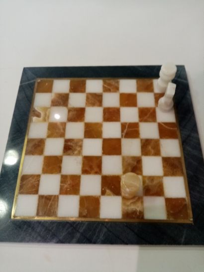 null Jeu d'échecs en albâtre, plateau marqueté d'un filet en laiton 

Dimensions...