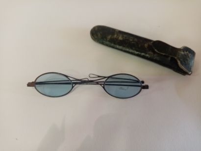 null Lot comprenant un binocle, deux monocles et une paire de lunettes (avec étu...