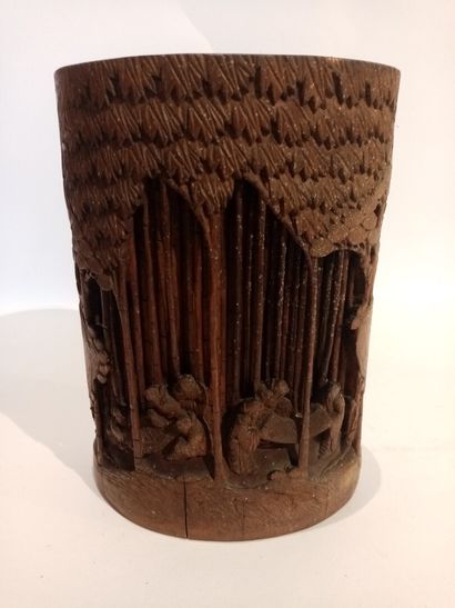 null Pot en bois sculpté à décor de sages chinoix dans la forêt 

H. 19 cm