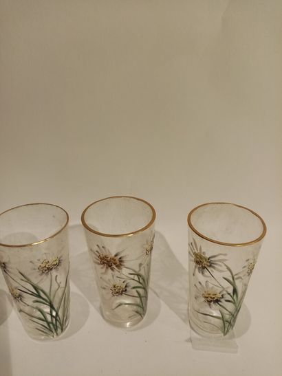 null 5 verres peints à décor de marguerites et à liseré doré, joint un petit vase...