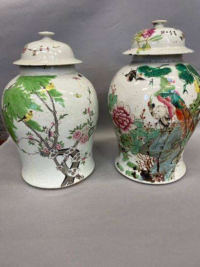 null Chine Paire de vase couverts en porcelaine 

Republique

H : 42 cm