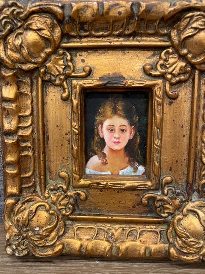 null Portrait de jeune fille dans un cadre en bois doré

9 x 7 cm