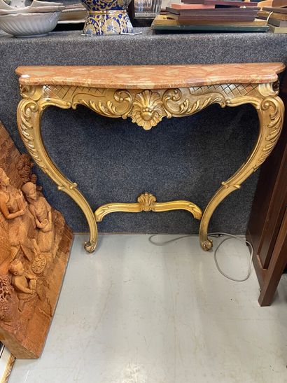 null Console en bois doré plateau marbre rose mouvementé de style Louis XV

H : 87...