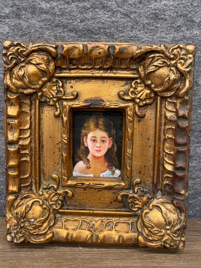 Portrait de jeune fille dans un cadre en...
