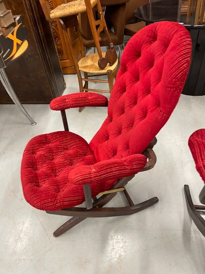 null Paire de fauteuils inclinables garnois de velours rouge capitonné