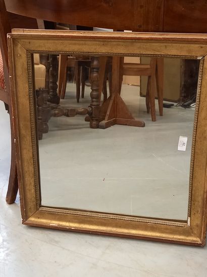 Miroir carré en bois doré

56 x 59 cm
