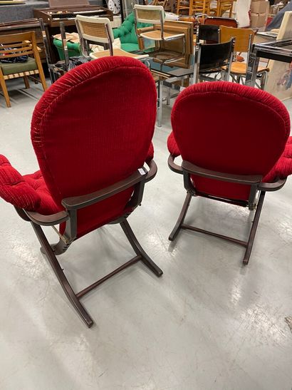 null Paire de fauteuils inclinables garnois de velours rouge capitonné