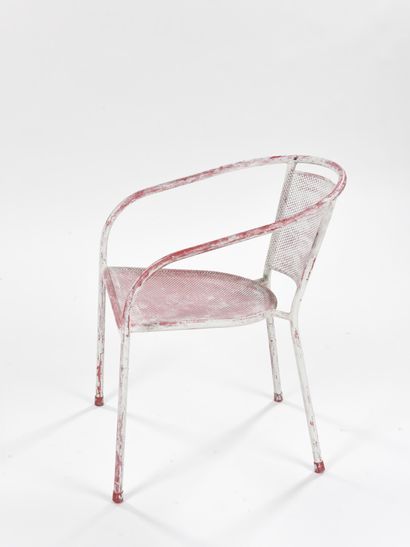 null Travail 1950

Chaise à accoudoir en métal laqué rouge repeint en blanc.



H:...