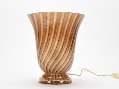 null VERRERIE DE VIANNE (XXème) 

Lampe de table de forme vasque en verre soufflé...