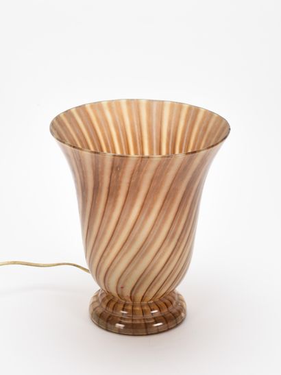 null VERRERIE DE VIANNE (XXème) 

Lampe de table de forme vasque en verre soufflé...