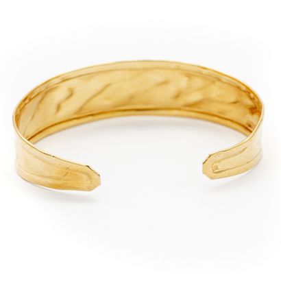 null Bracelet jonc ouvert en or jaune (750) 18K froissé. 

Poids : 6,80 g 

AIGL...