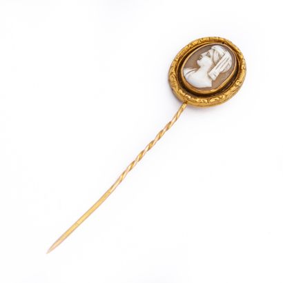 null Epingle à cravate en or jaune 18 K (750), à motif ovale orné d'un camée coquille...