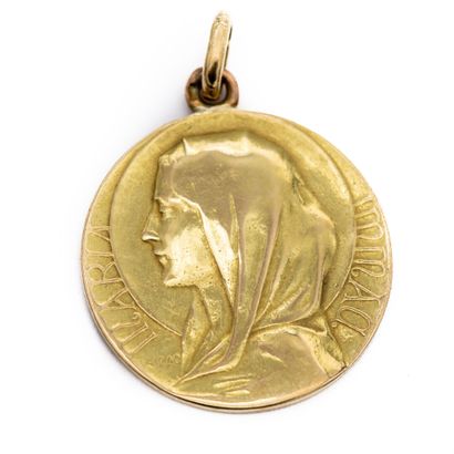 null TAIRAC signée. Pendentif en or jaune 18 K (750) médaille de la Vierge. 

Poids...