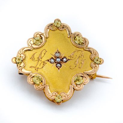 null Broche en or jaune (750) 18K en forme de losange festonné d'or rose, au centre...