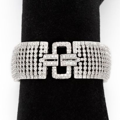 null Bracelet ruban en or blanc (750) 18K pavé de diamants, au centre un motif de...