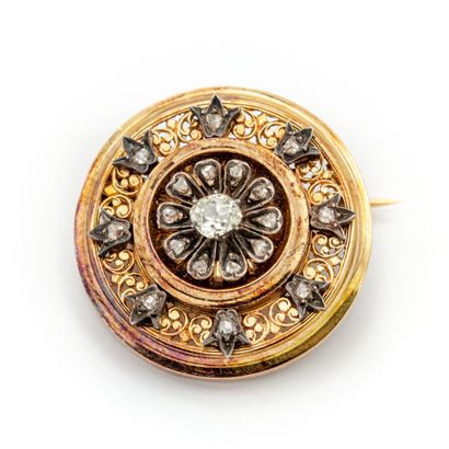 null Broche circulaire en or jaune (750) 18K motif central d'une fleur de diamants...