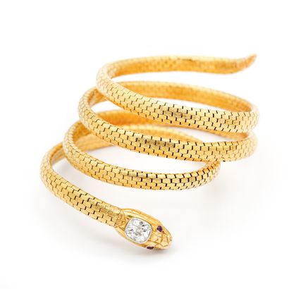 null Bracelet figurant un serpent en or jaune (750) 18K à quatre tours. La tête ornée...