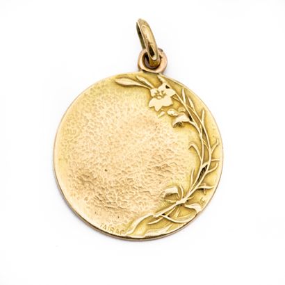 null TAIRAC signée. Pendentif en or jaune 18 K (750) médaille de la Vierge. 

Poids...