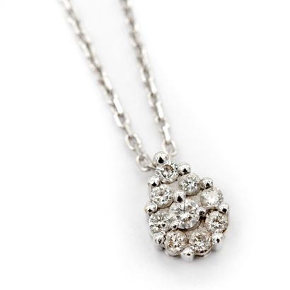 null Chaîne en or blanc (750) 18K retenant un pendentif goutte serti de diamants....