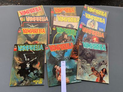 null [Bandes-dessinées format souple]. Vampirella. Un lot de 12 numéros. Très bon...