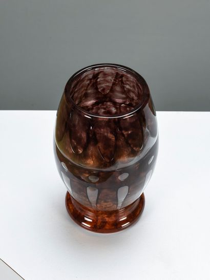 null VERLYS, Paris

Vase de forme balustre en verre marmoréen dans les tons orangés...