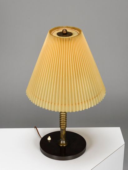 null TRAVAIL 1940

Lampe de table à base circulaire en bakélite noir d'où s'élève...